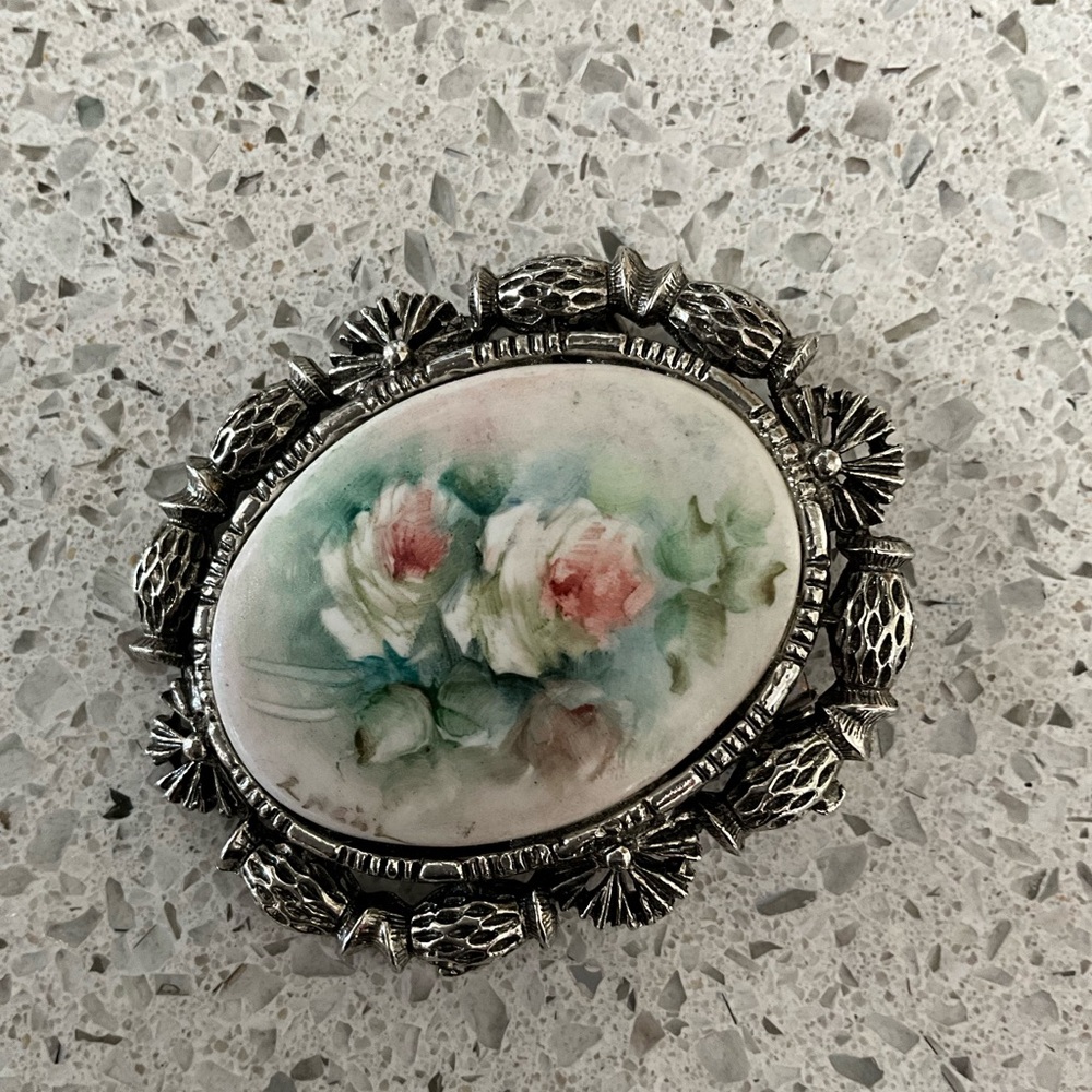 Offers! ❤️ Gorgeous brooch can be a necklace 👀 - make an offer !! 🌷